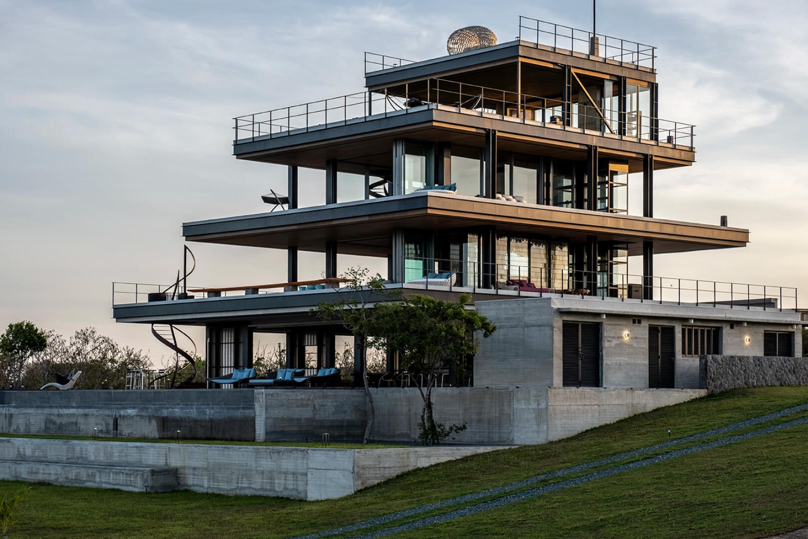 La Casa PK en Calatagan, Filipinas, utiliza los sistemas de ventanas Turnable Corner, pivotantes y correderas de Vitrocsa.