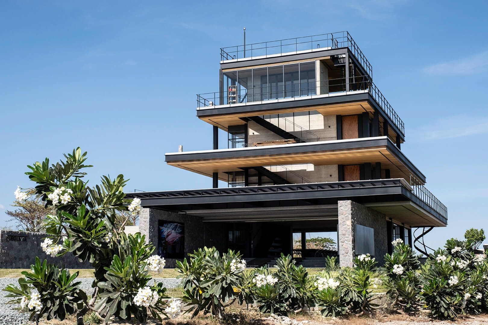 La Casa PK en Calatagan, Filipinas, utiliza los sistemas de ventanas Turnable Corner, pivotantes y correderas de Vitrocsa.