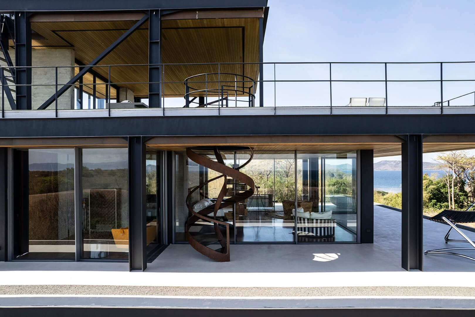 La Casa PK en Calatagan, Filipinas, utiliza los sistemas de ventanas Turnable Corner, pivotantes y correderas de Vitrocsa.