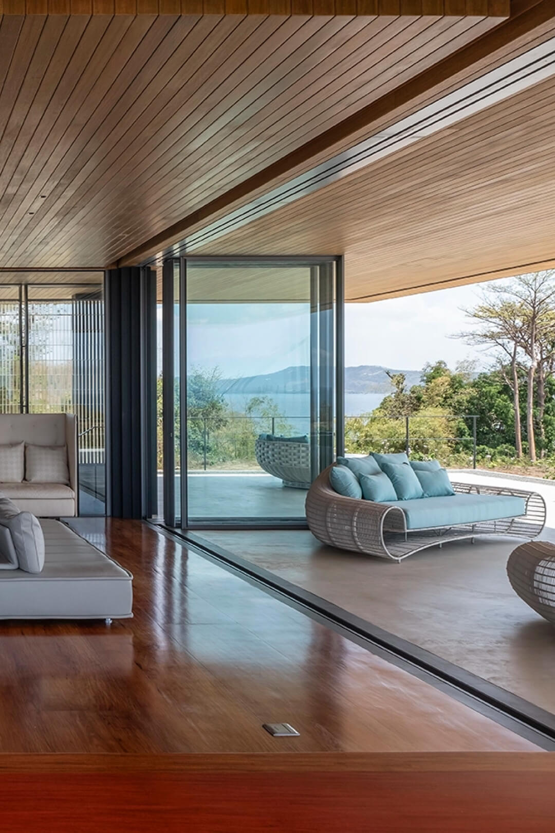 La Casa PK en Calatagan, Filipinas, utiliza los sistemas de ventanas Turnable Corner, pivotantes y correderas de Vitrocsa.