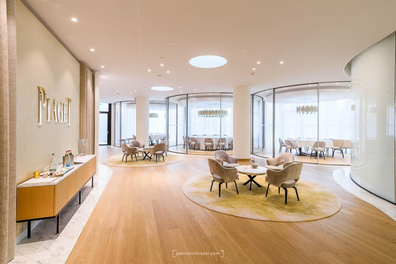 Salas VIP de Piaget que muestran hojas correderas curvadas de Vitrocsa que forman espacios circulares