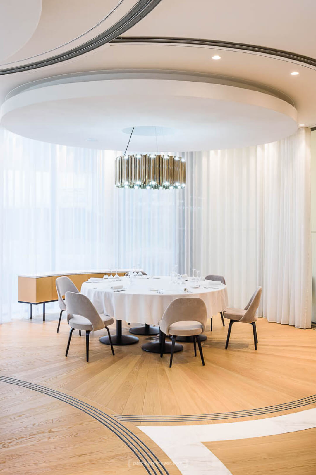 Salas VIP de Piaget que muestran hojas correderas curvadas de Vitrocsa que forman espacios circulares