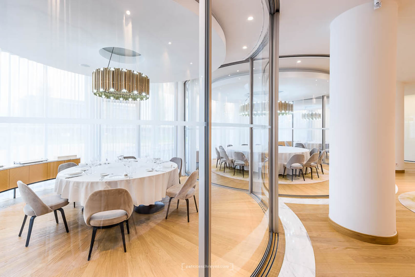 Piaget VIP-Räume mit gewölbten Schiebeflügeln von Vitrocsa, die kreisförmige Räume bilden