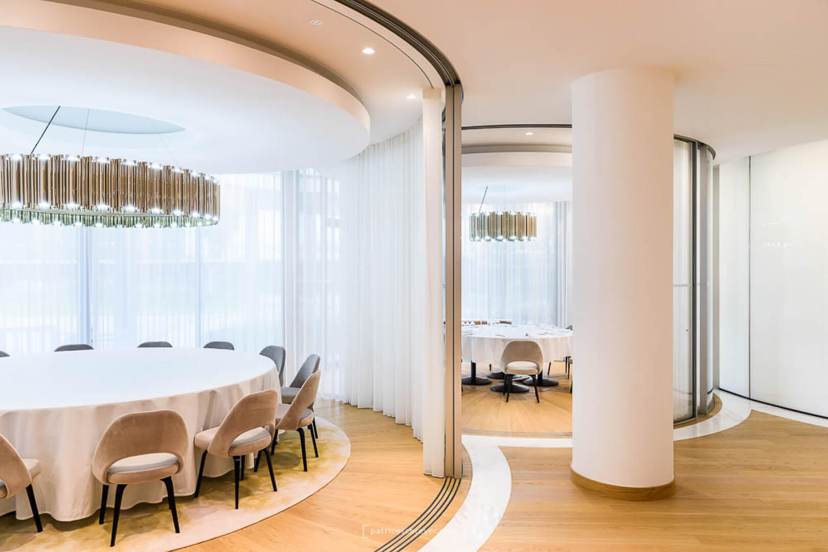 Salas VIP de Piaget que muestran hojas correderas curvadas de Vitrocsa que forman espacios circulares