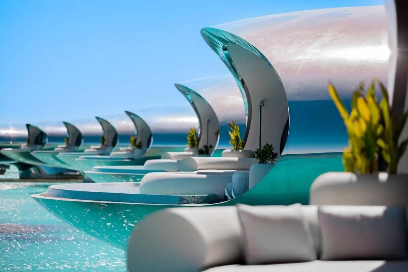 Das nachhaltige Shebara Resort von Killa Design mit dem motorisierten gewölbten Fenstersystem von Vitrocsa.