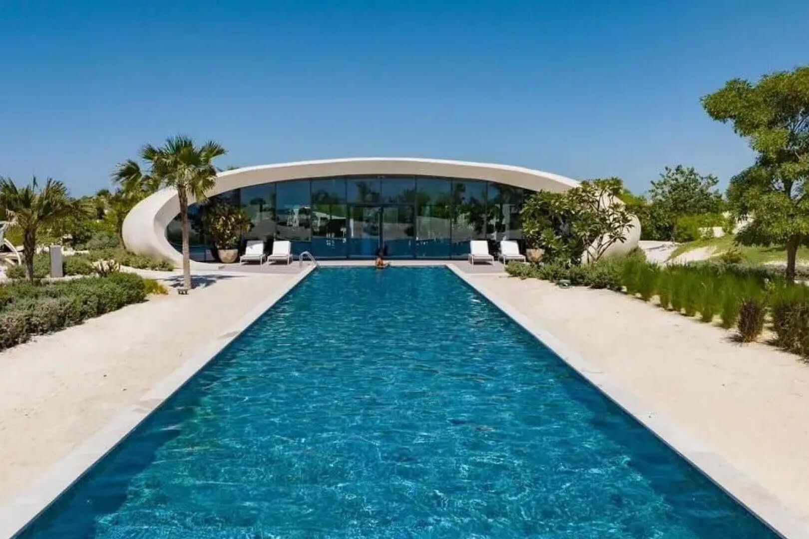 Das nachhaltige Shebara Resort von Killa Design mit dem motorisierten gewölbten Fenstersystem von Vitrocsa.