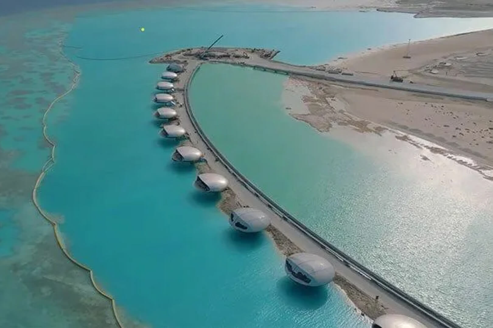 Das nachhaltige Shebara Resort von Killa Design mit dem motorisierten gewölbten Fenstersystem von Vitrocsa.