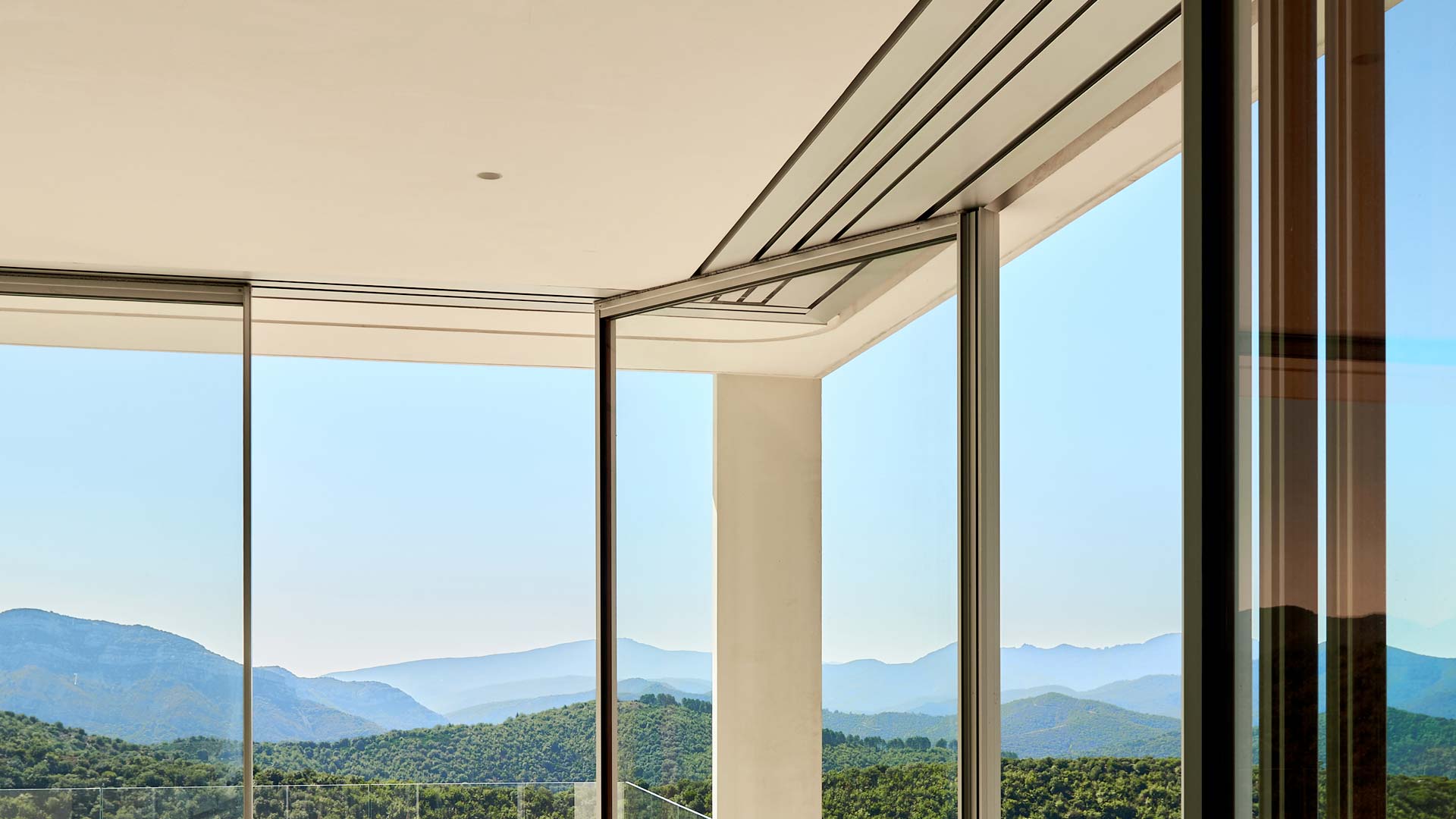 Le système de fenêtres et de portes en verre Turnable Corner sur mesure de Vitrocsa.