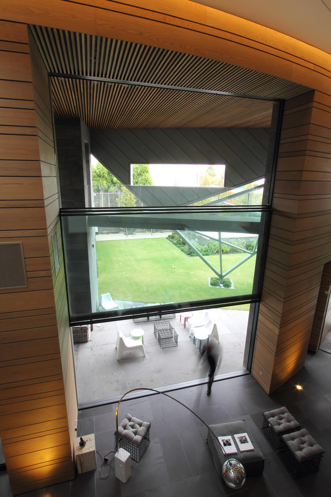 Motorisierte Vitrocsa TH+ Guillotine-Fenster, die sich in der Victoria Residence 7,3 m erheben.
