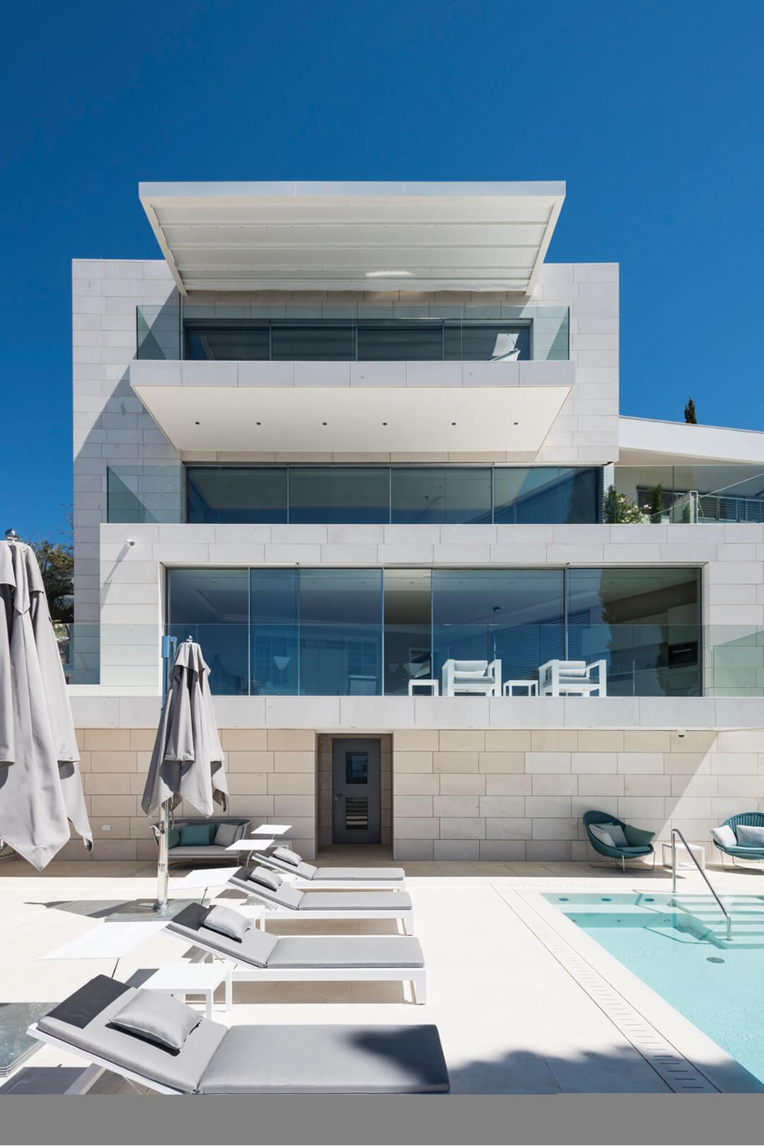 Villa N exterior with Vitrocsa TH+ sliding windows overlooking the Adriatic Sea