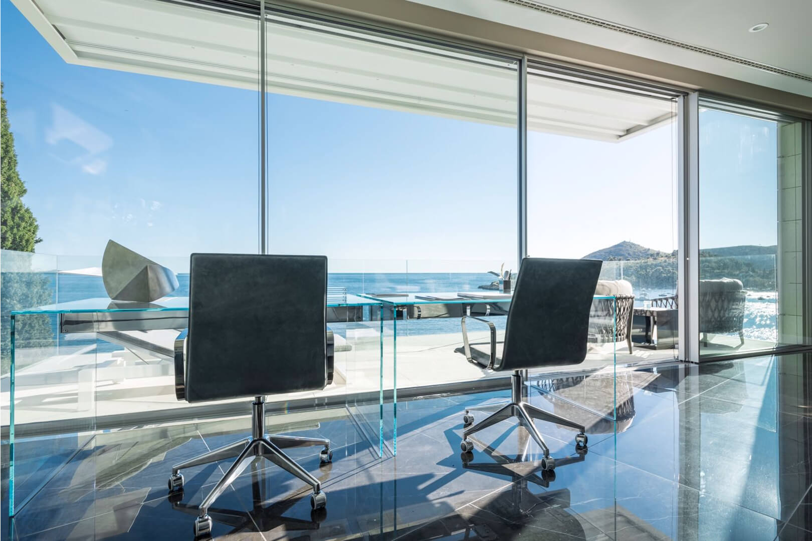 Villa N interior with Vitrocsa TH+ sliding windows overlooking the Adriatic Sea.