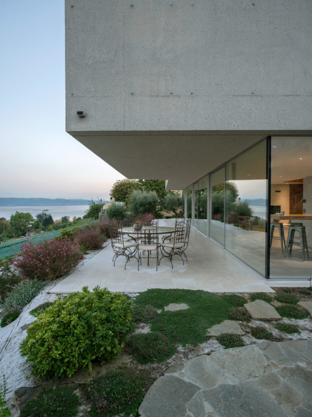 Villa ALE, Saint-Aubin-Sauges, NE ©Thomas JantscherBaie vitrée avec angle en trapèze.