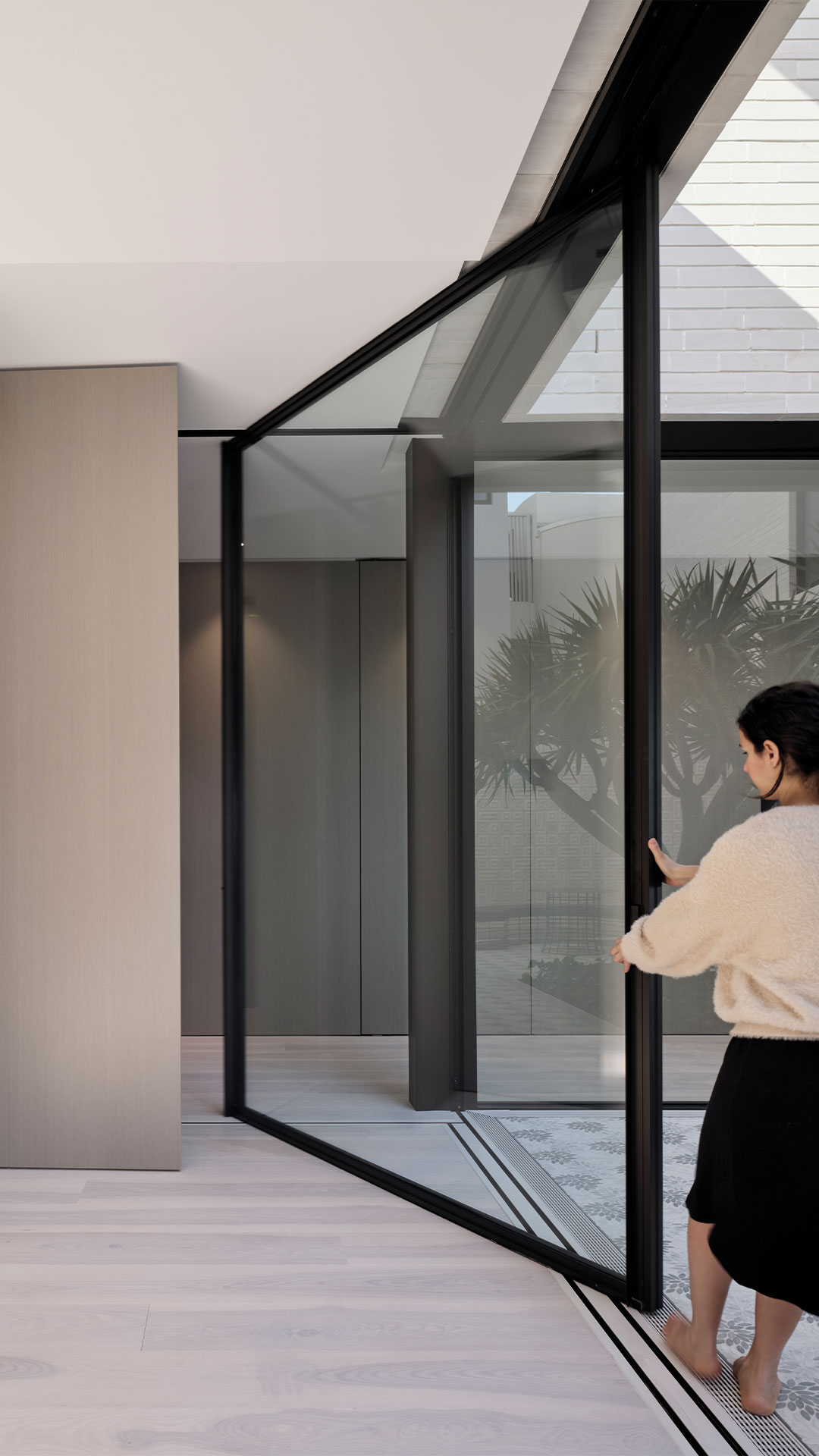 Rose Bay with Vitrocsa Turnable Corner window system